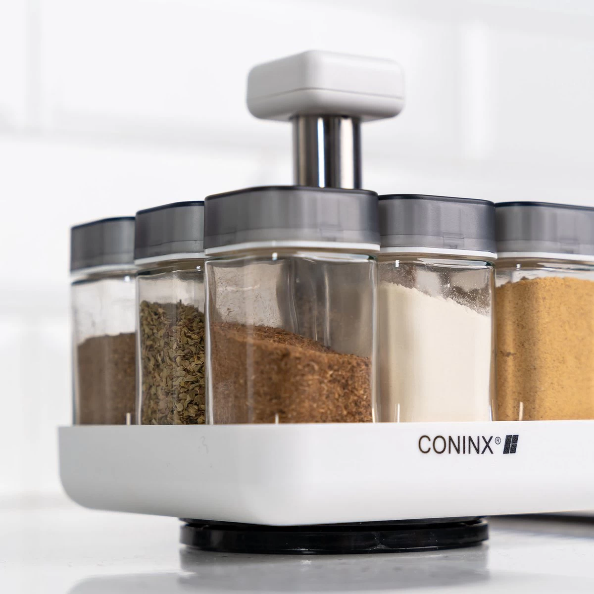 Coninx Kruidenrek Staand - Draaiend Kruidenrek Met Glazen Potjes - Kruidencarrousel Draaibaar - 8 Kruidenpotjes - Wit / RVS 2 Coninx Kruidenrek Staand - Draaiend Kruidenrek Met Glazen Potjes - Kruidencarrousel Draaibaar - 8 Kruidenpotjes - Wit / RVS - Afbeelding 2