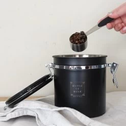 House Of Husk Koffieblik Met CO² Ventilatie - Bewaarblik - Voorraadbussen - Voorraadblik - RVS - Zwart - 1.5 Liter 14 House Of Husk Koffieblik Met CO² Ventilatie - Bewaarblik - Voorraadbussen - Voorraadblik - RVS - Zwart - 1.5 Liter -Huishoud Verkoop 1200x1200 1748