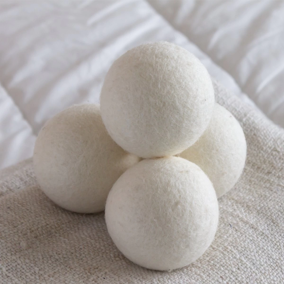 Apeiron Drogerballen - Droogballen - 6 XL Wasbollen - Droger - Duurzaam - Wasmachine - Wasverzachter - Energie Besparen - Zero Waste - Schapenvacht - Wol 4 Apeiron Drogerballen - Droogballen - 6 XL Wasbollen - Droger - Duurzaam - Wasmachine - Wasverzachter - Energie Besparen - Zero Waste - Schapenvacht - Wol - Afbeelding 4