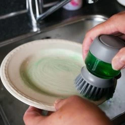 In Round Afwasborstel Met Zeepdispenser / Zeepreservoir – Inclusief Houder – Grijs – Afwas Borstel – Zeep Handborstel – Doseerpomp – Afwasmiddel Dispenser – Navulbaar -Huishoud Verkoop 1200x1200 970