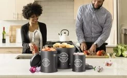 Professionele Bewaardozen - Set Van 3 - Voor Aardappels, Uien En Knoflook - Retro Design - Voorraadcontainer Van Metaal - Keukenopslag - Groentes Bewaren Voor Lange Tijd - Perfect Cadeau Voor In De Keuken -Huishoud Verkoop 1200x742 10